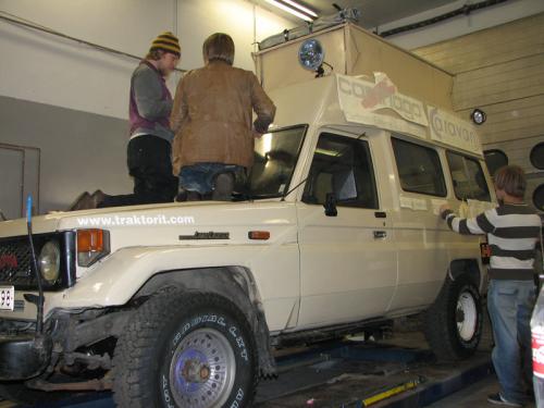 Säpinää around the car